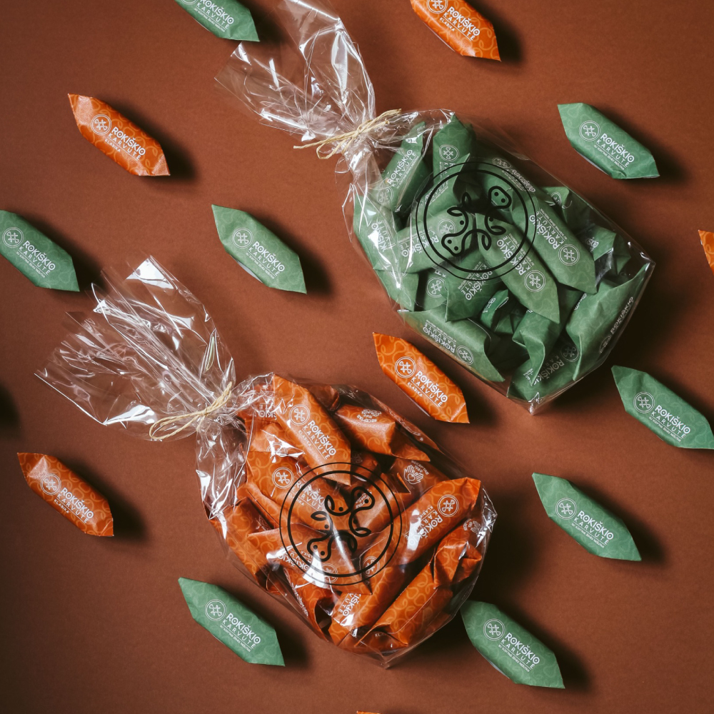 Rokiškio karvutės produktų kolekcija ant medinio pagrindo